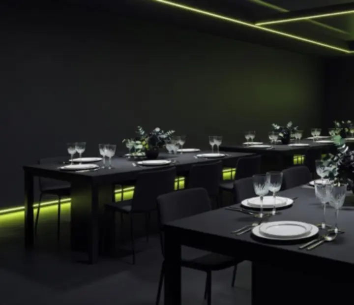 Ambiance lumineuse verte et contrôlée dans un restaurant événementiel