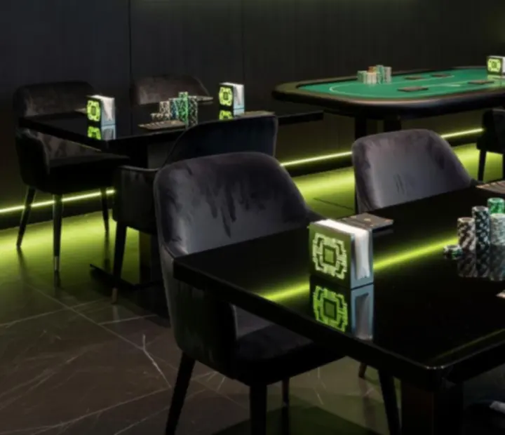 Salle du restaurant Monteloria G avec tables thématisées et lumières tamisées