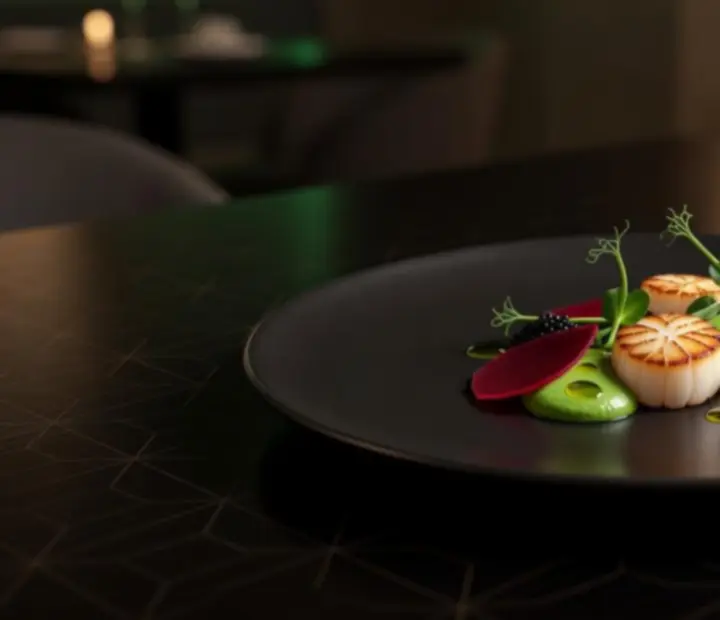 Assiette de cuisine française moderne servie au restaurant Monteloria G.