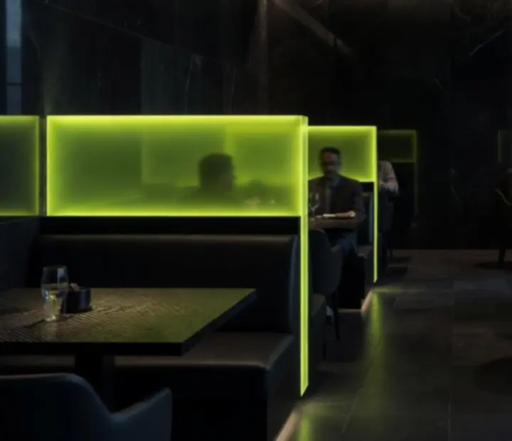 Ambiance lumineuse vert acidulé dans la salle du restaurant Monteloria G.