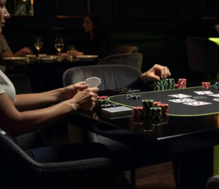Table de poker élégante avec jetons et cartes sous une lumière verte, sans mise d’argent