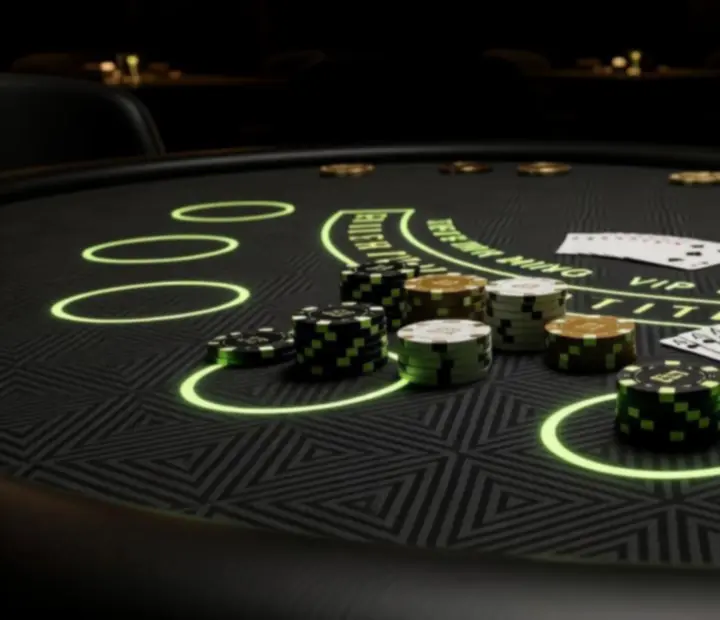 Détail d’une table de blackjack Monteloria G avec éclairage acide vert